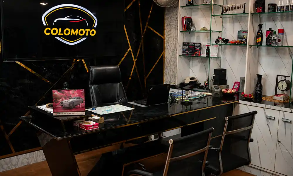 Paint finish consultation with sample panels at Colomoto Lucknow